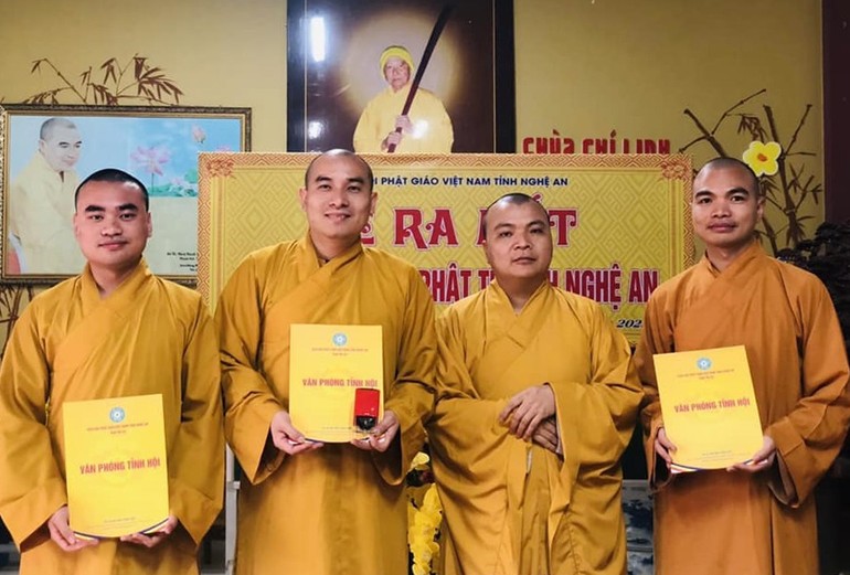 Trao quyết định và con dấu đến Ban Hướng dẫn Phật tử tỉnh Nghệ An