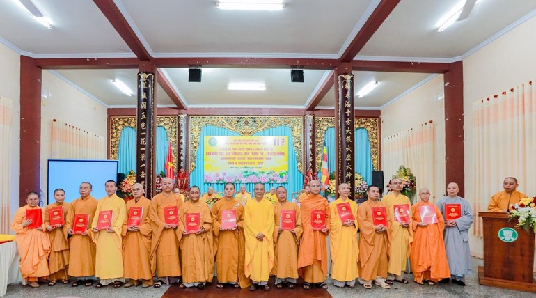 Trao quyết định chuẩn y nhân sự Ban Thông tin - Truyền thông Phật giáo tỉnh Bình Thuận