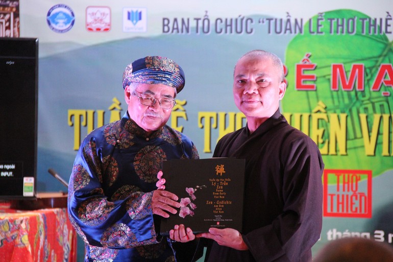 Thượng tọa Thích Không Nhiên đón nhận tác phẩm thơ thiền Việt Nam do nhà thơ Nguyễn Duy trao tặng