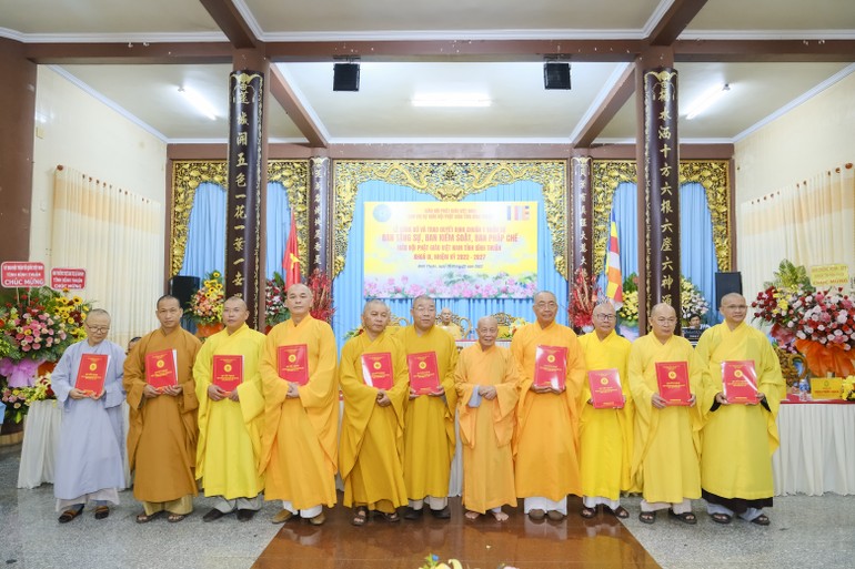 Trao quyết định chuẩn y nhân sự đến Ban Tăng sự GHPGVN tỉnh Bình Thuận, nhiệm kỳ 2022-2027