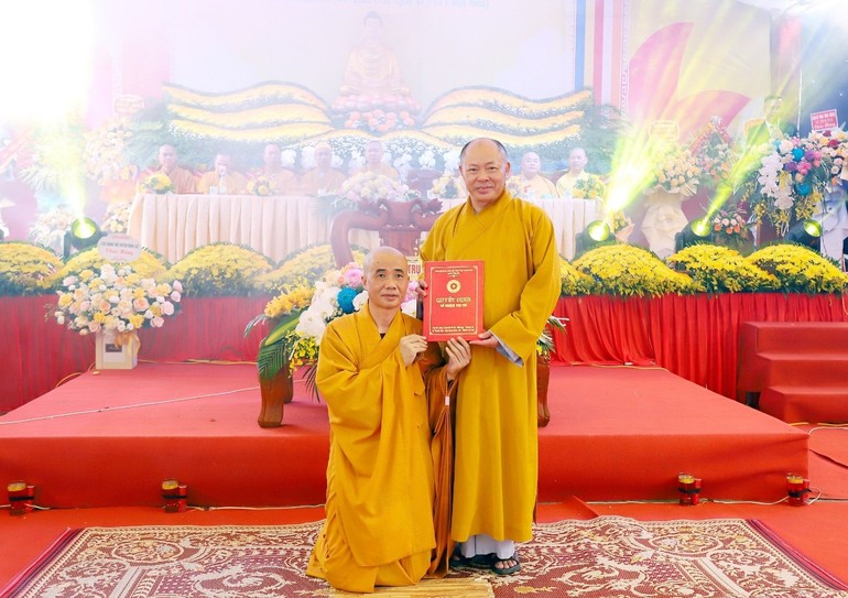 Thượng tọa Thích Tâm Định trao quyết định bổ nhiệm trụ trì chùa Hà Lương đến Đại đức Thích Bản Hành
