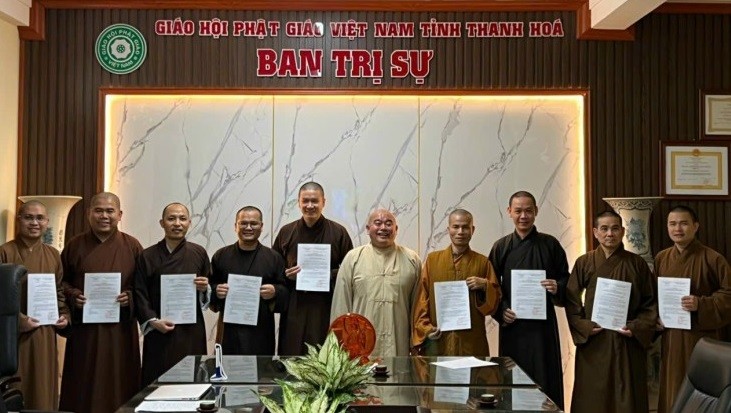 Trao quyết định chuẩn y nhân sự đến các thành viên của Ban Hoằng pháp GHPGVN tỉnh Thanh Hóa