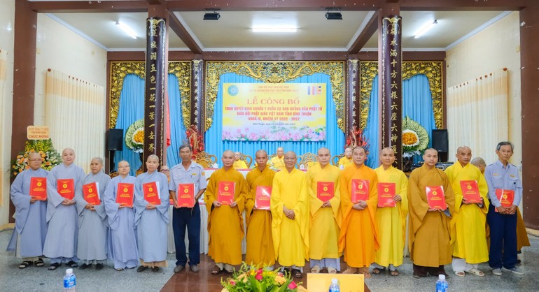 Trao quyết định chuẩn y nhân sự Ban Hướng dẫn Phật tử tỉnh Bình Thuận, nhiệm kỳ IX, 2022-2027