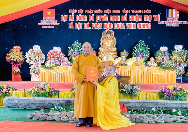 Thượng tọa Thích Tâm Định trao quyết định bổ nhiệm trụ trì chùa Viên Quang đến Đại đức Thích Nguyên Hải