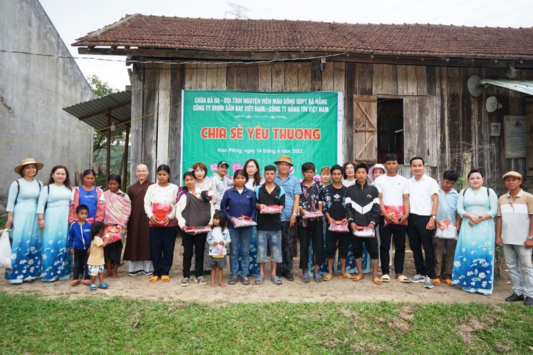 Đoàn tặng quà tại thôn Kon Leang, TT.Măng Đen, H.Kon Plông, tỉnh Kon Tum