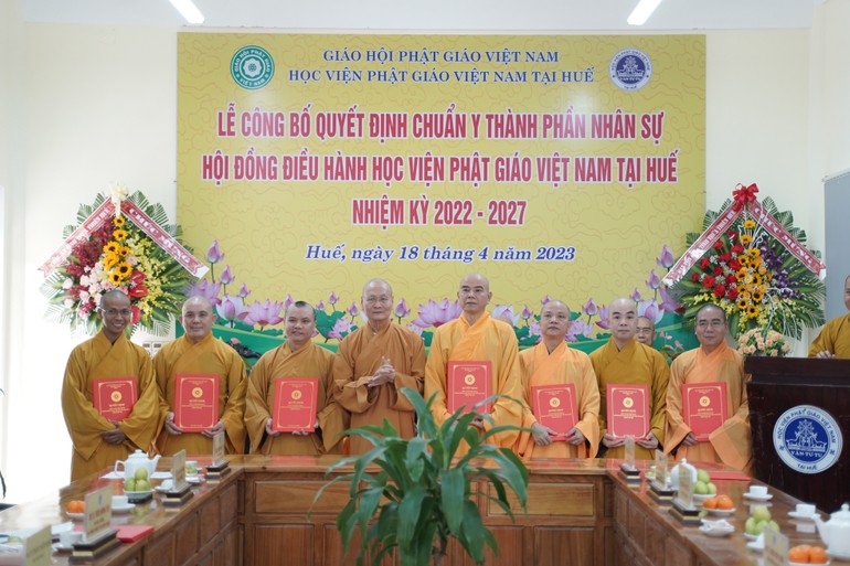Hội đồng Điều hành Học viện Phật giáo VN tại Huế nhận quyết định và ra mắt nhân sự - Ảnh: Minh Thắng