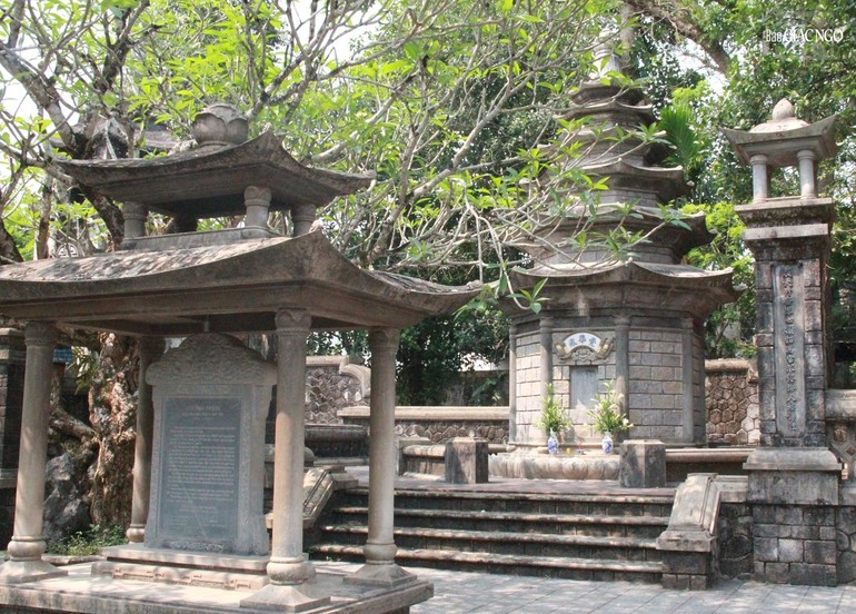 Bảo tháp cố Trưởng lão Hòa thượng Thích Trí Thủ trong khuôn viên tổ đình Báo Quốc