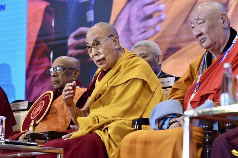 Đức Dalai Lama chia sẻ với các vị đại biểu tham dự hội nghị