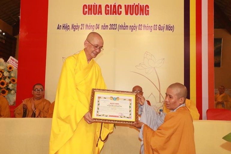 Hòa thượng Thích Chơn Minh trao quyết định bổ nhiệm trụ trì chùa Giác Vương đến Sư cô Thích nữ Trung Minh