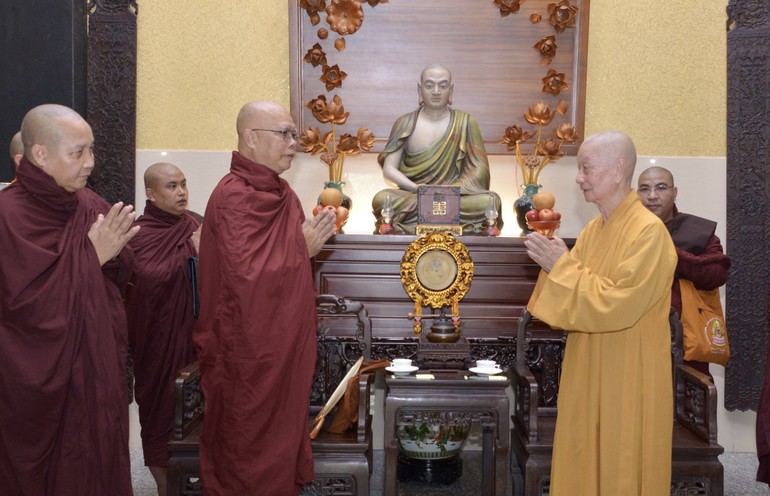 Chư Tăng Ban Giám hiệu Trường Đại học Quốc tế Truyền bá Phật giáo Nguyên thủy Miến Điện thăm Đức Pháp chủ GHPGVN tại chùa Huê Nghiêm - TP.Thủ Đức (TP.HCM)