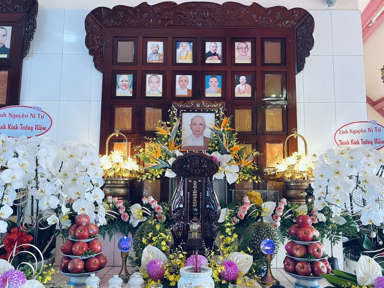 Di ảnh và linh vị Ni trưởng Thích nữ Tuệ Như tại tổ đường chùa Vĩnh Phong