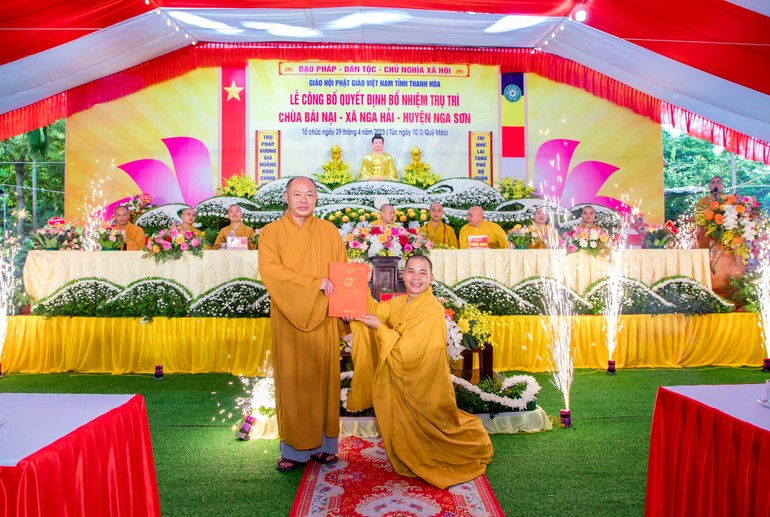 Thượng tọa Thích Tâm Định trao quyết định bổ nhiệm trụ trì chùa Bái Nại đến Đại đức Thích Quảng Đạo