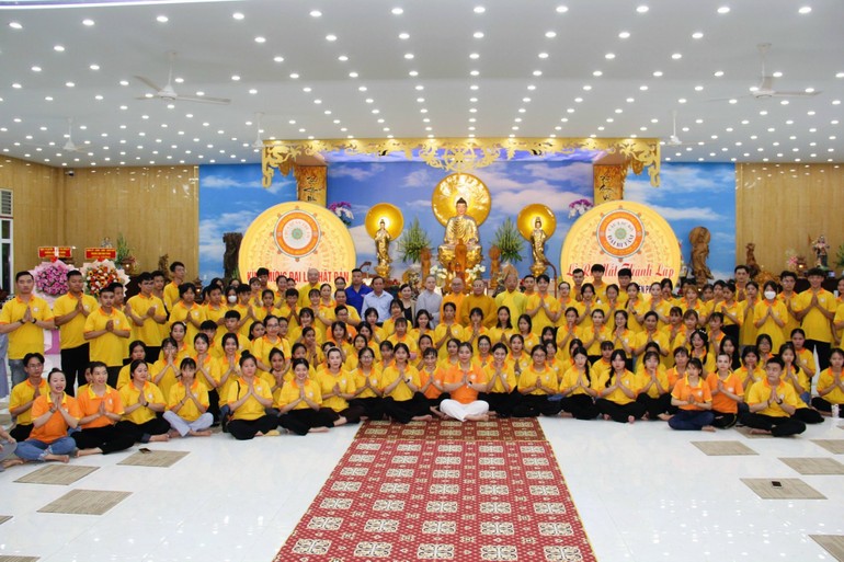 Các thành viên Câu lạc bộ Thanh thiếu niên Phật tử Đại Bi Tâm chụp ảnh lưu niệm 