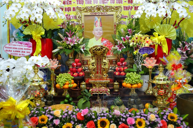 Di ảnh và long vị Hoà thượng Thích Thông Thắng tại chùa Tập Thành