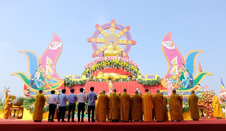 Quang cảnh Đại lễ Phật đản tại chùa Triều Sơn
