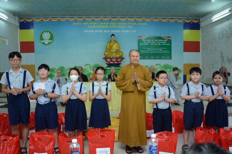 Các em đoàn sinh Gia đình Phật tử TP.Đà Nẵng được nhận quà nhân mùa Phật đản