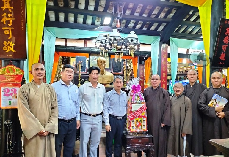 Đoàn Ban Tôn giáo TP.HCM tặng quà chúc mừng Phật đản đến Ban Trị sự GHPGVN Q.Tân Bình