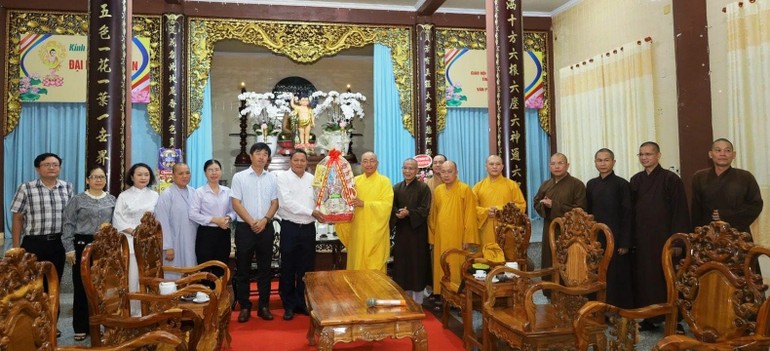 Tặng hoa chúc mừng đến Ban Trị sự GHPGVN tỉnh Bình Thuận nhân lễ Phật đản