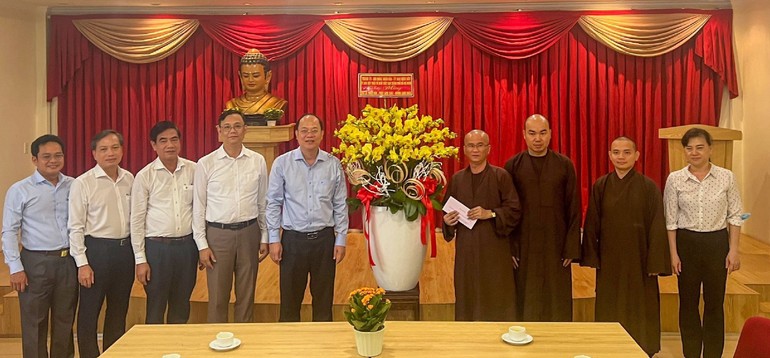 Phái đoàn Thành ủy TP.HCM tặng hoa chúc mừng Phật đản đến Báo Giác Ngộ