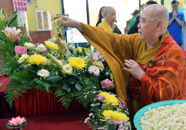 Hòa thượng Thích Duy Trấn trụ trì chùa Liên Hoa (Q.11) dâng hoa thơm cúng dường trong lễ Mộc dục