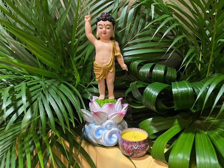 Tôn tượng Đức Phật đản sanh