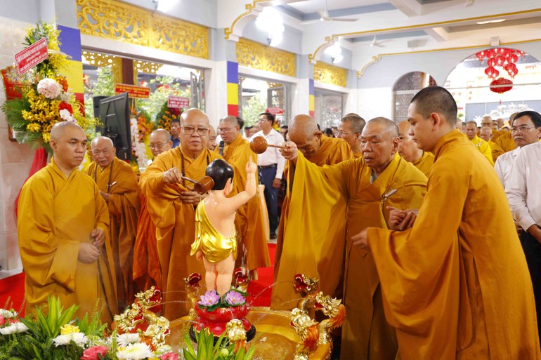 Chư tôn giáo phẩm cử hành nghi thức Tắm Phật