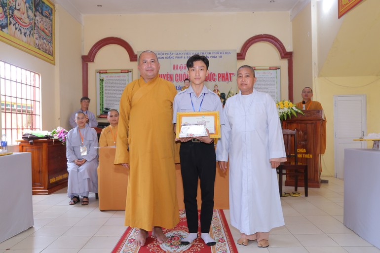 Thí sinh Nguyễn Minh Quân (pháp danh Nhật Nguyên Quản) đạt giải Nhất hội thi với câu chuyện "Vua A-dục trở về với Phật giáo"