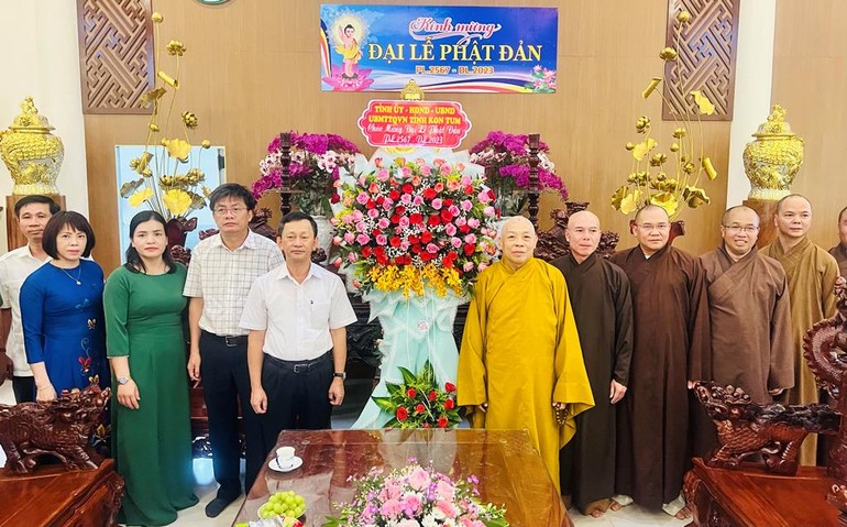 Tặng hoa chúc mừng Phật đản đến Ban Trị sự GHPGVN tỉnh Kon Tum