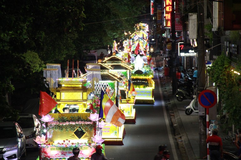 32 chiếc xe hoa của Phật giáo cố đô diễu hành qua các tuyến đường bên bờ Bắc sông Hương