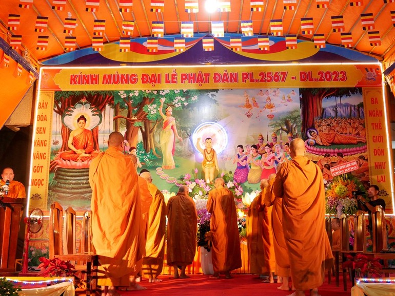 Lễ Phật đản tại tịnh xá Trung Tâm vào tối 12-4 ÂL