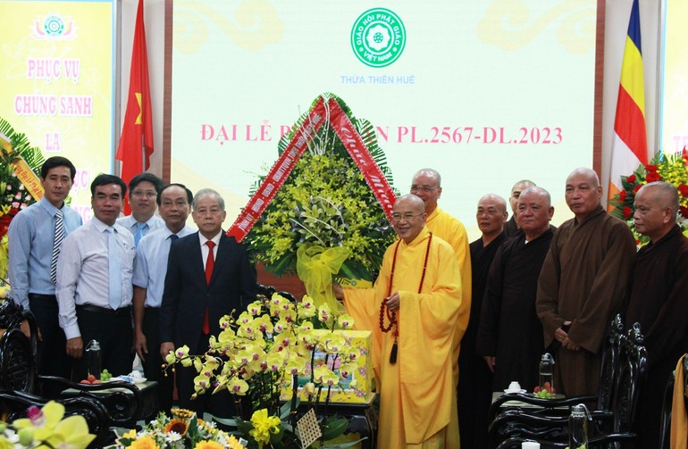 Lãnh đạo tỉnh tặng hoa chúc mừng lễ Phật đản đến chư tôn đức Ban Trị sự GHPGVN tỉnh Thừa Thiên Huế