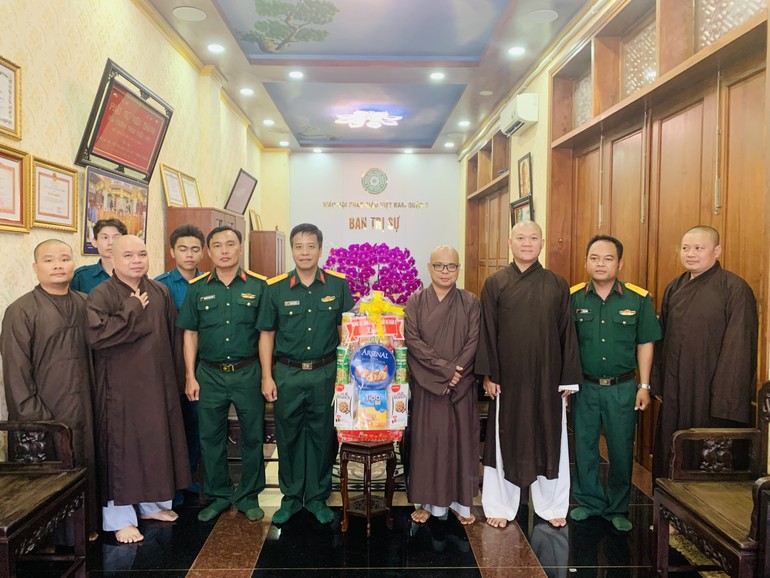Ban Chỉ huy Quân sự Q.3 tặng quà chúc mừng Phật đản đến Ban Trị sự Phật giáo quận