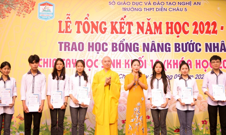 Đại đức Thích Tâm Thành trao học bổng tại Trường THPT Nguyễn Xuân Ôn