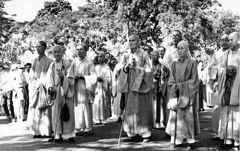Chư vị Trưởng lão, Hòa thượng và Thượng tọa tại cố đô Huế đến Tòa Tỉnh trưởng Thừa Thiên phản đối lệnh triệt hạ cờ Phật giáo trong mùa Phật đản Phật lịch 2507 (1963) - Ảnh tư liệu