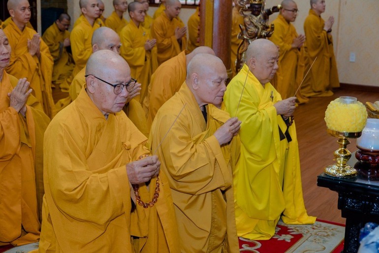 Hòa thượng Thích Thiện Nhơn, Chủ tịch Hội đồng Trị sự, thiền chủ hạ trường chùa Minh Đạo cùng chư tôn giáo phẩm niêm hương bạch Phật