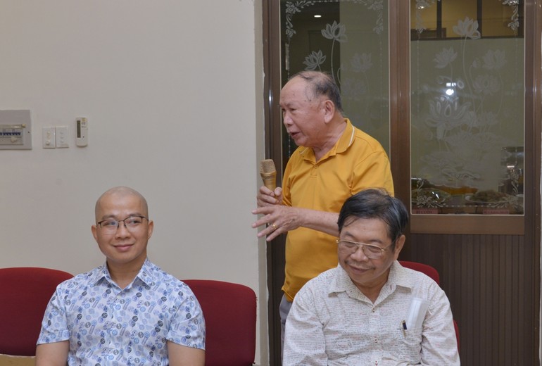 Tác giả Nguyễn Bồng phát biểu trong buổi họp mặt thân mật nhân Ngày Báo chí Việt Nam 21-6 tại Báo Giác Ngộ