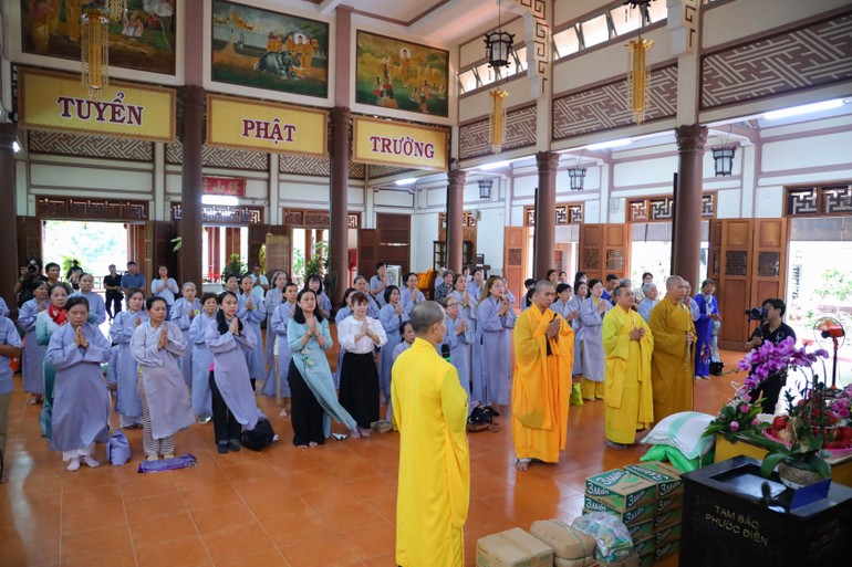 Đoàn chùa Diệu Pháp lễ Phật, tác bạch cúng dường tại trường hạ chùa Long Sơn (Khánh Hòa)
