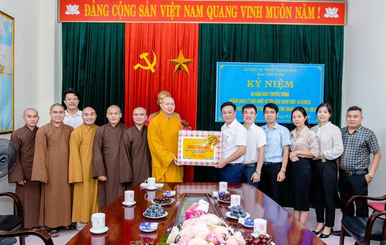 Tặng quà chúc mừng đến lãnh đạo Ban Tôn giáo - Sở Nội vụ tỉnh Thanh Hóa