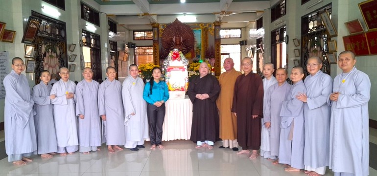 Bà Phan Kiều Thanh Hương, Phó Chủ tịch Ủy ban MTTQVN TP.HCM thăm, tặng quà tại trường hạ chùa Pháp Quang (Q.8)