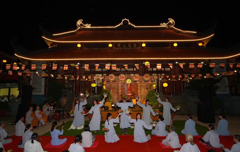 Các em Phật tử múa dâng hoa trong lễ Vu lan - Báo hiếu tại chùa Phước Sơn