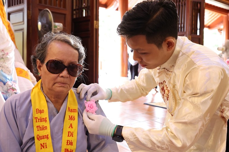 Xúc động lễ cài hoa hồng cho người khiếm thị tại chùa Thiên Quang 