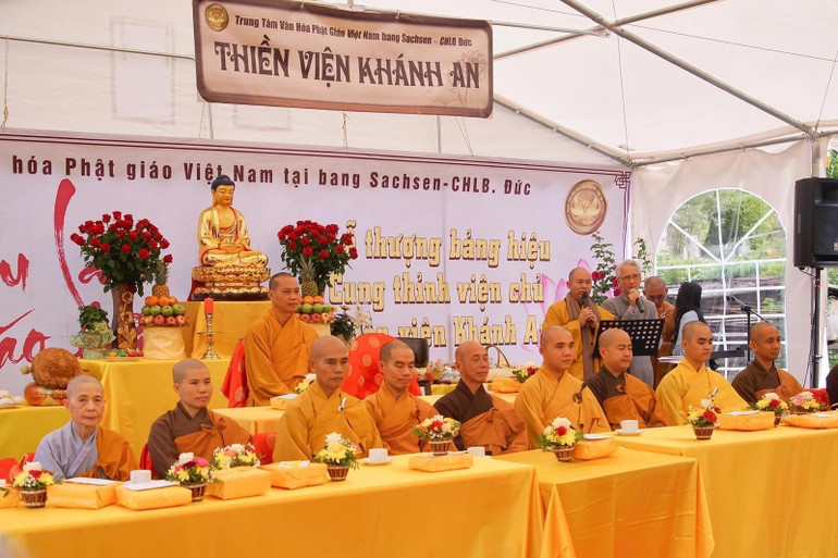 Thượng tọa Thích Đức Thiện, Phó Chủ tịch kiêm Tổng Thư ký Hội đồng Trị sự, Trưởng ban Phật giáo Quốc tế T.Ư ban đạo từ tại buổi lễ