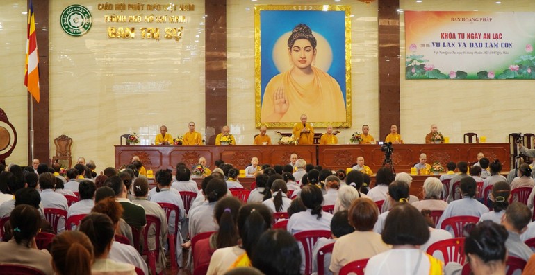 Khóa tu Ngày an lạc lần thứ 45 với chủ đề “Vu lan và đạo làm con” tại Việt Nam Quốc Tự, với sự tham dự của gần 400 Phật tử vào ngày 3-9 vừa qua - Ảnh: Như Danh/BGN