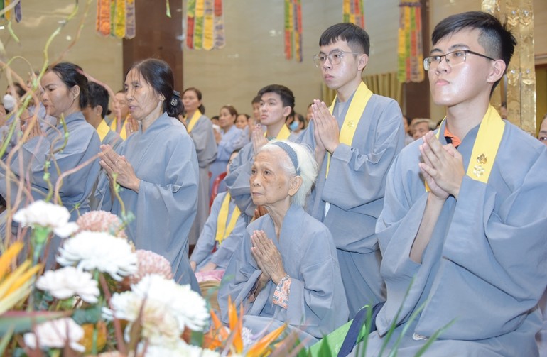 Phật tử tham dự Pháp hội Vu lan tại Việt Nam Quốc Tự
