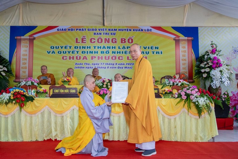 Thượng tọa Thích Huệ Khai trao quyết định bổ nhiệm trụ trì chùa Phước Liên đến Sư cô Thích nữ Diệu Liên