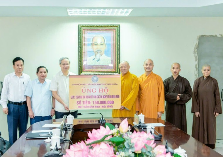 Thượng tọa Thích Tâm Định trao bảng tượng trưng ủng hộ số tiền 150 triệu đồng