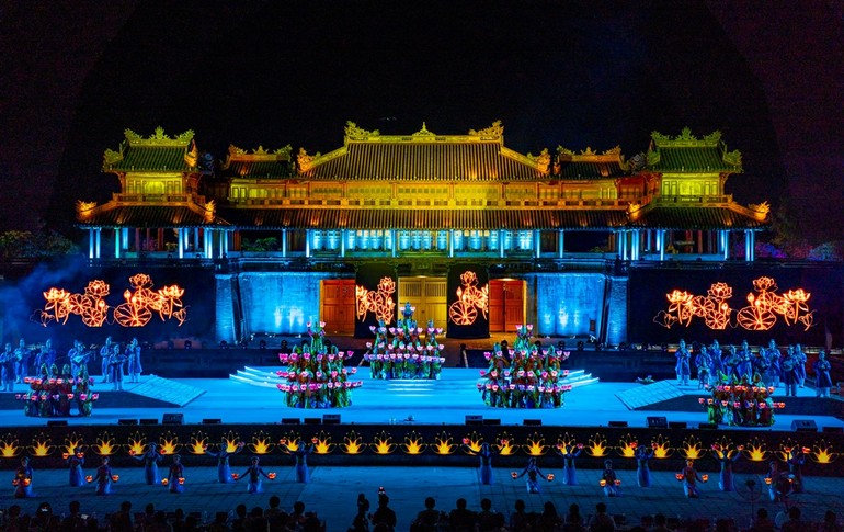 Trình diễn múa "Lục cúng hoa đăng" trước Ngọ môn, Hoàng cung Huế - Ảnh: Lê Đình Hoàng