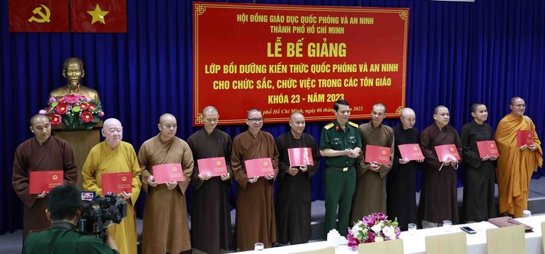 Đại tá Nguyễn Công Anh, Phó Chính ủy Bộ Tư lệnh TP.HCM trao Giấy chứng nhận đến các học viên tham gia lớp bồi dưỡng
