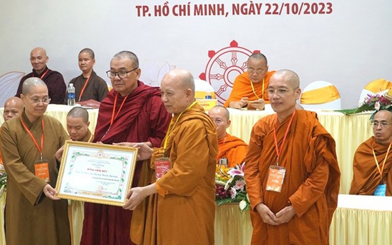 Hòa thượng Thích Minh Thành trao Bằng tuyên dương công đức của Viện Nghiên cứu Phật học VN đến Trung tâm Nghiên cứu và Ứng dụng Thiền học Nam truyền - Ảnh: Quảng Hậu/BGN