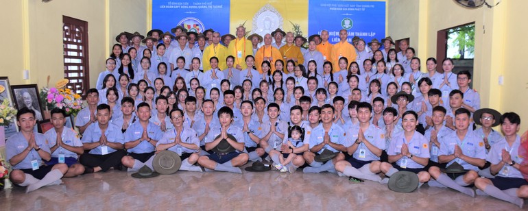 Chụp ảnh lưu niệm nhân kỷ niệm 10 năm thành lập Liên đoàn Gia đình Phật tử đồng hương Quảng Trị tại Huế